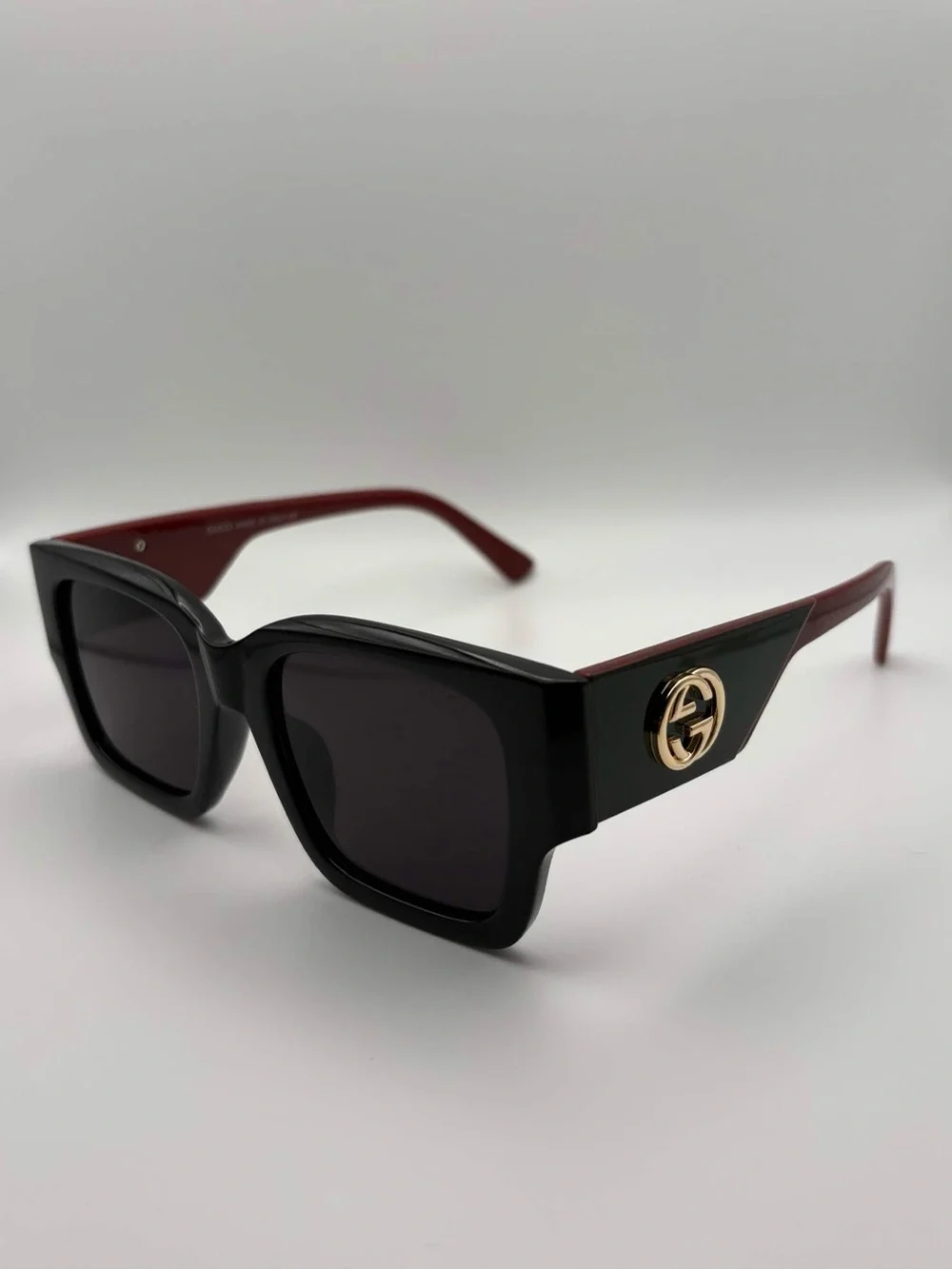 Gucci Black Front Red Temples Sunglasses with Gold GG Excellent Condition